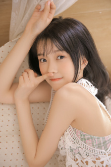 一边亲胸一边摸进内裤里